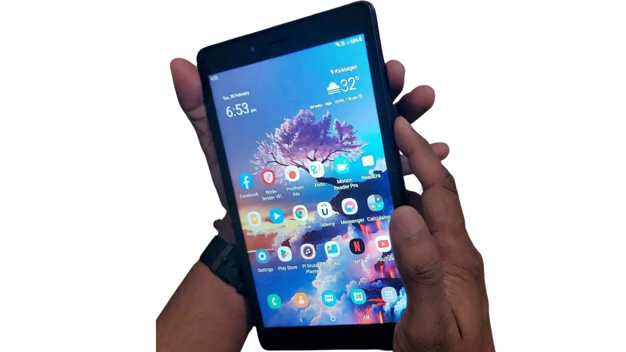 Man taking a screenshot on Samsung tablet using device buttons